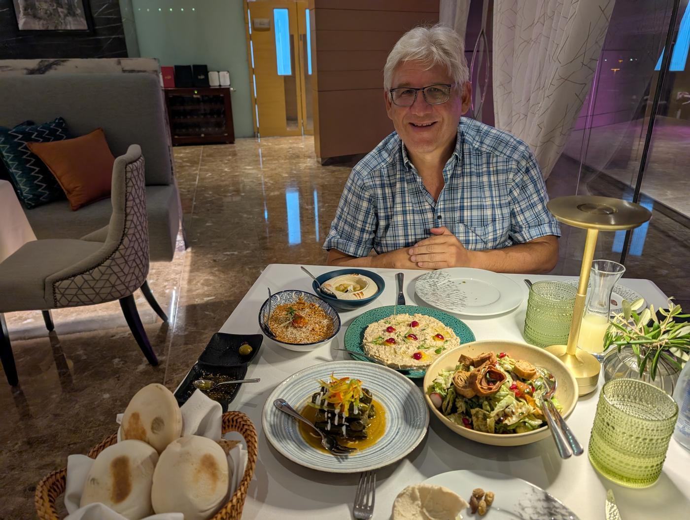 Peter am Tisch im Li Beirut mit libanesischen Vorspeisen